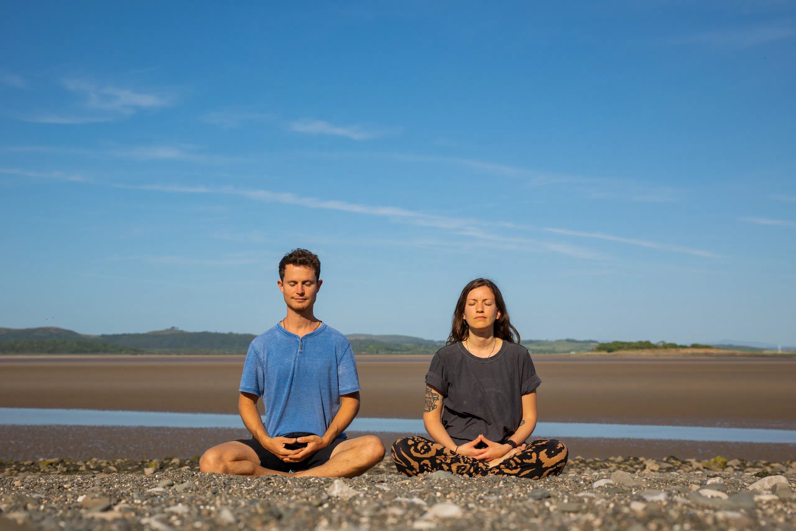 deux méditants dans la nature